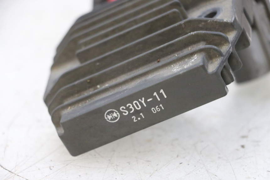 photo de REGOLATORE DI CARICA YAMAHA FJR ABS 1300 (2006 - 2012) - Primo piano tecnico