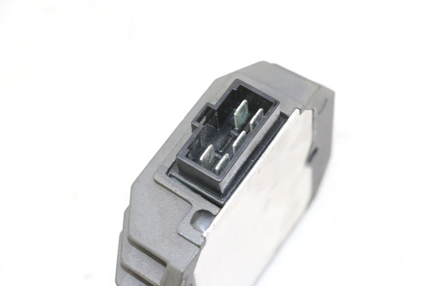 photo de REGOLATORE YAMAHA FZ6 N FAZER 600 (2004 - 2006) - Primo piano tecnico