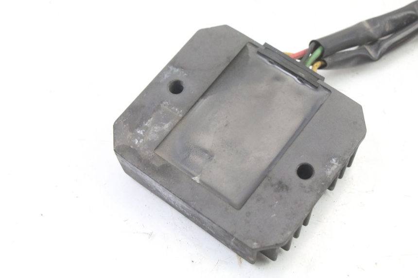 photo de REGOLATORE DI CARICA HONDA FES S-WING SWING ABS 125 (2007 - 2015) - Primo piano tecnico