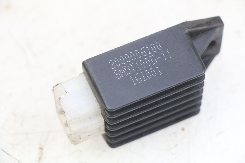 photo de REGOLATORE DI CARICA PEUGEOT KISBEE 2T 50 (2010 - 2017) - Altra angolazione