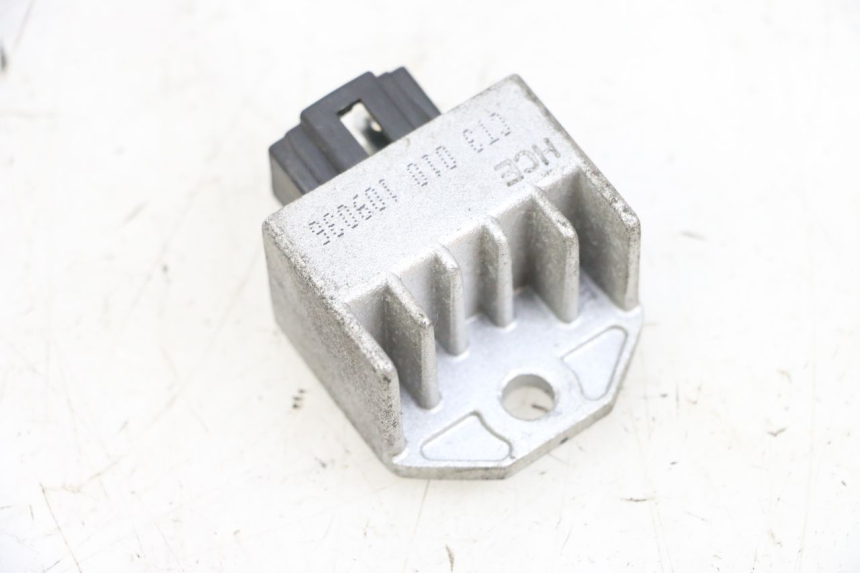 photo de REGOLATORE DI CARICA PEUGEOT KISBEE 4T 50 (2010 - 2017) - Altra angolazione