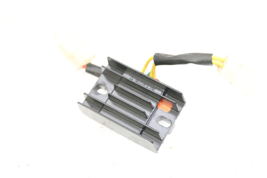 photo de REGOLATORE DI CARICA PEUGEOT KISBEE 4T 50 (2018 - 2022) - Dettagli dei punti di fissaggio