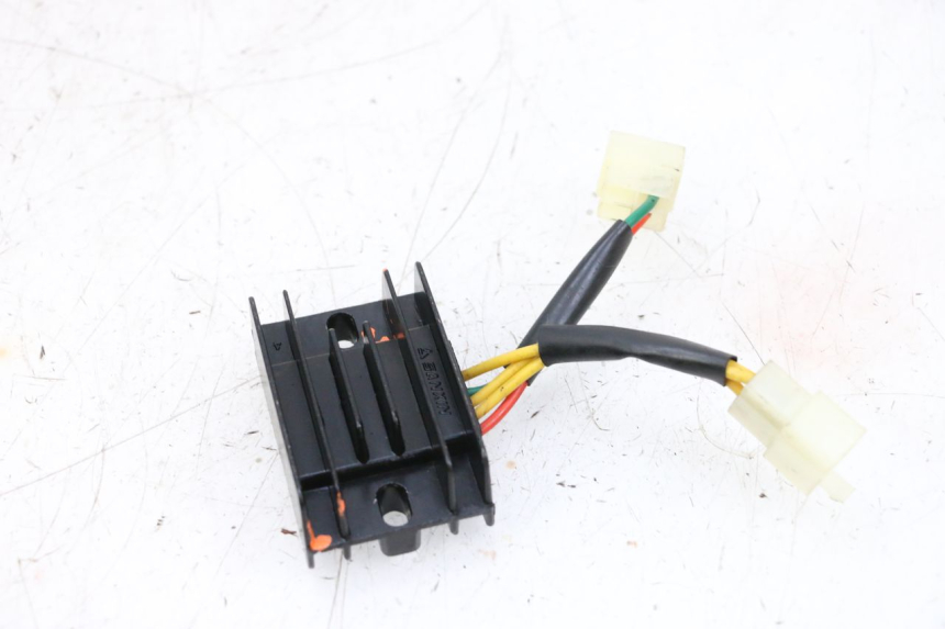 photo de REGOLATORE DI CARICA PEUGEOT KISBEE 4T 50 (2018 - 2022) - Dettagli dei punti di fissaggio