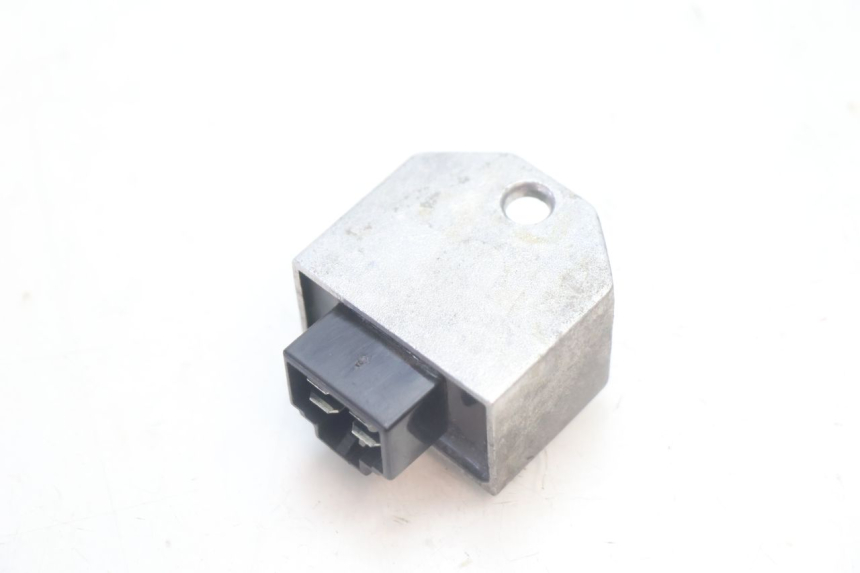 photo de REGOLATORE DI CARICA PEUGEOT KISBEE 4T 50 (2010 - 2017) - Altra angolazione