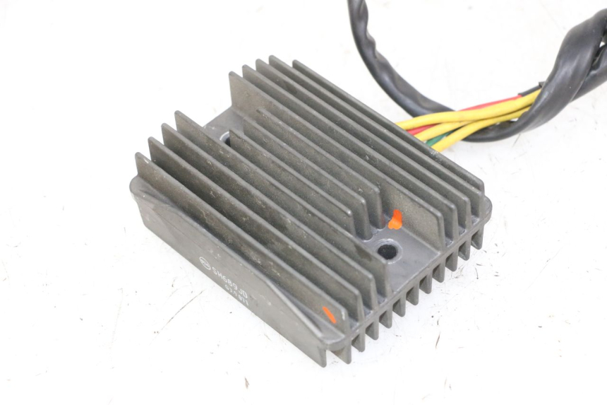 photo de REGOLATORE DI CARICA PIAGGIO MP3 500 (2014 - 2017) - Dettagli dei punti di fissaggio