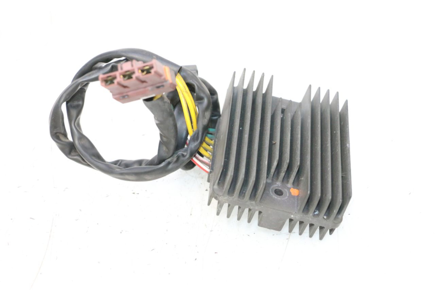 photo de REGOLATORE DI CARICA PIAGGIO MP3 RL 250 (2006 - 2010) - Dettagli dei punti di fissaggio