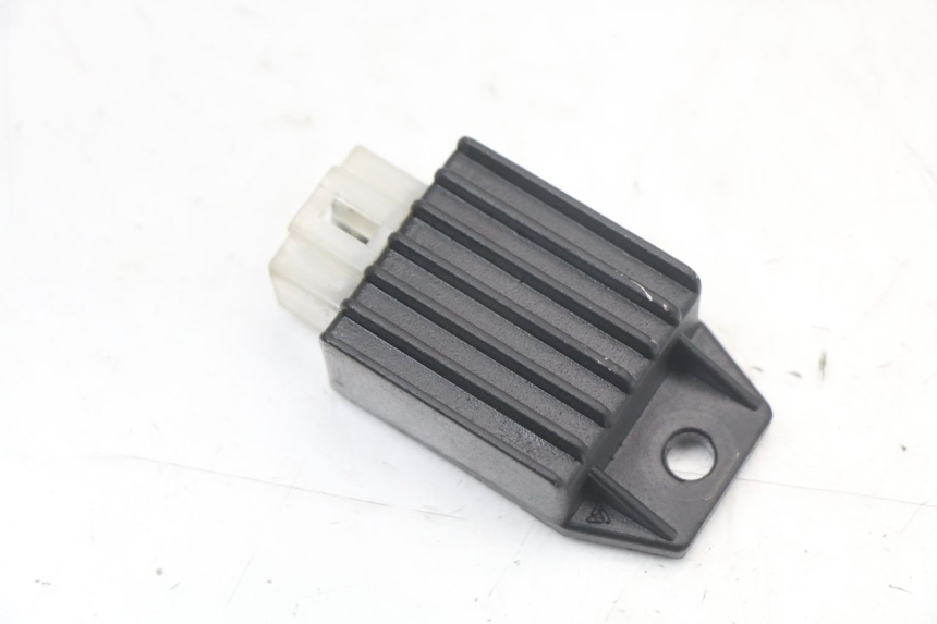 photo de REGOLATORE DI CARICA PEUGEOT KISBEE 2T 50 (2010 - 2017) - Dettaglio del componente