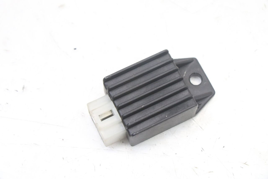 photo de REGOLATORE DI CARICA PEUGEOT KISBEE 2T 50 (2010 - 2017) - Dettaglio del componente