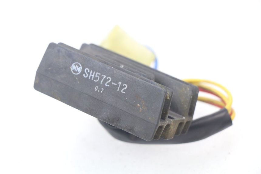 photo de REGOLATORE DI CARICA APRILIA SCARABEO GT 125 (1999 - 2007) - Dettaglio del componente