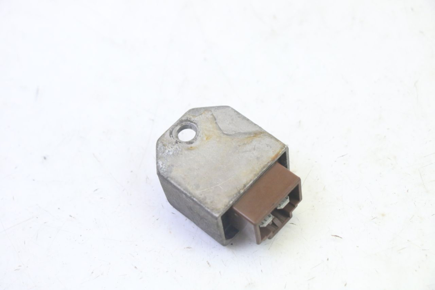 photo de REGOLATORE DI CARICA HONDA SCV LEAD 100 (2003 - 2007) - Altra angolazione