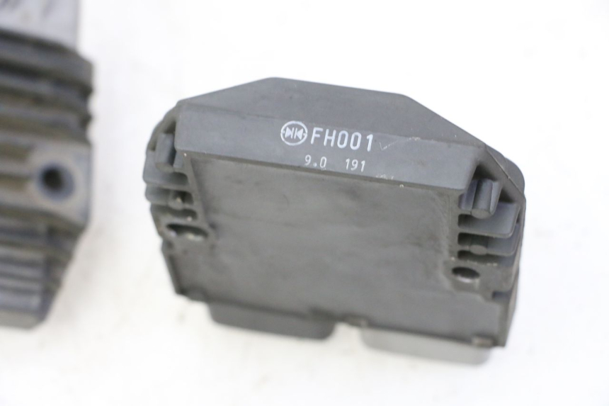 photo de REGOLATORE DI CARICA YAMAHA TDM ABS 900 (2002 - 2014) - Marcature e riferimenti originali