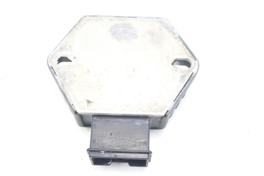 photo de REGOLATORE DI CARICA HONDA VFR FI RC46 800 (1998 - 2001) - Dettagli dei punti di fissaggio