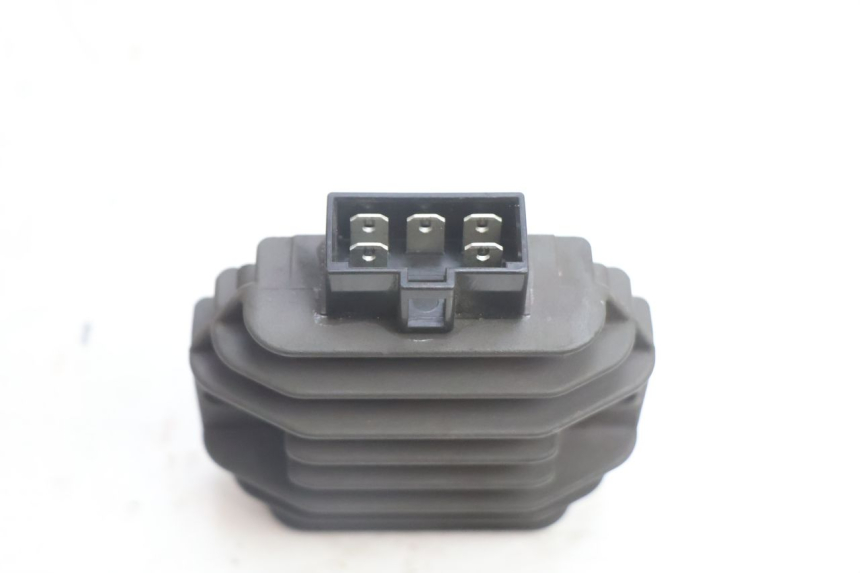 photo de REGOLATORE DI CARICA PIAGGIO X9 EVOLUTION 125 (2003 - 2007) - Primo piano tecnico