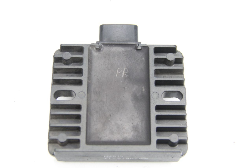 photo de Regolatore di carica YAMAHA XP T-MAX TMAX 500 (2008 - 2012) - Primo piano tecnico