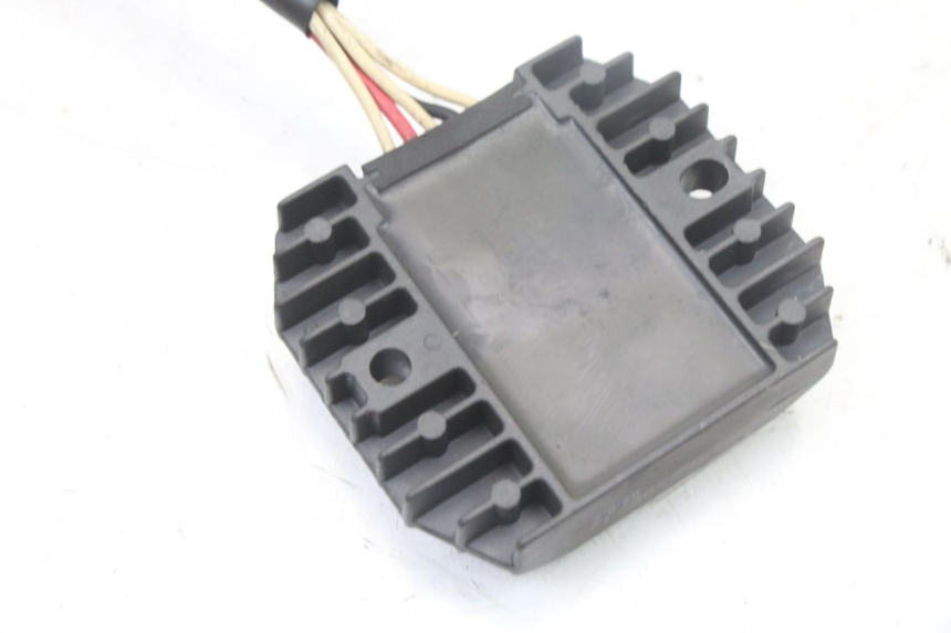 photo de REGOLATORE DI CARICA YAMAHA FZS FAZER 600 (2001 - 2003) - Primo piano tecnico