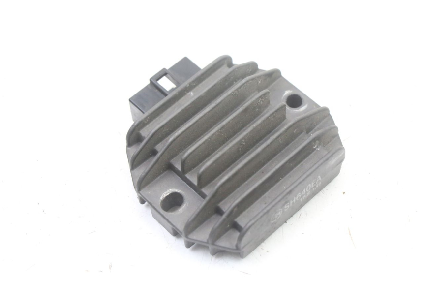 photo de REGOLATORE DI CARICA YAMAHA YP MAJESTY 125 (2007 - 2010) - Dettaglio del componente