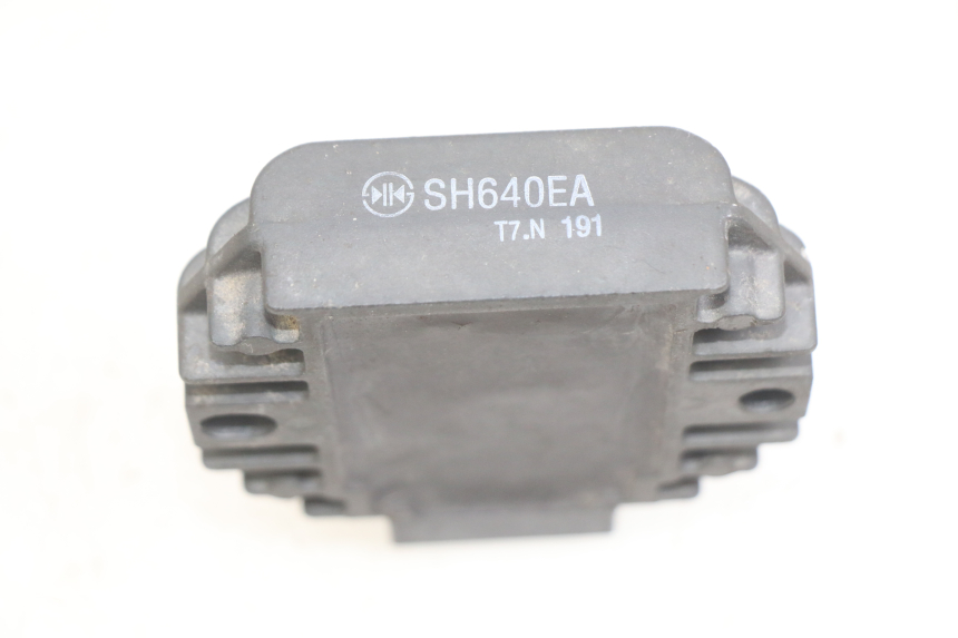 photo de REGOLATORE DI CARICA YAMAHA YP MAJESTY 125 (1998 - 2001) - Dettaglio del componente