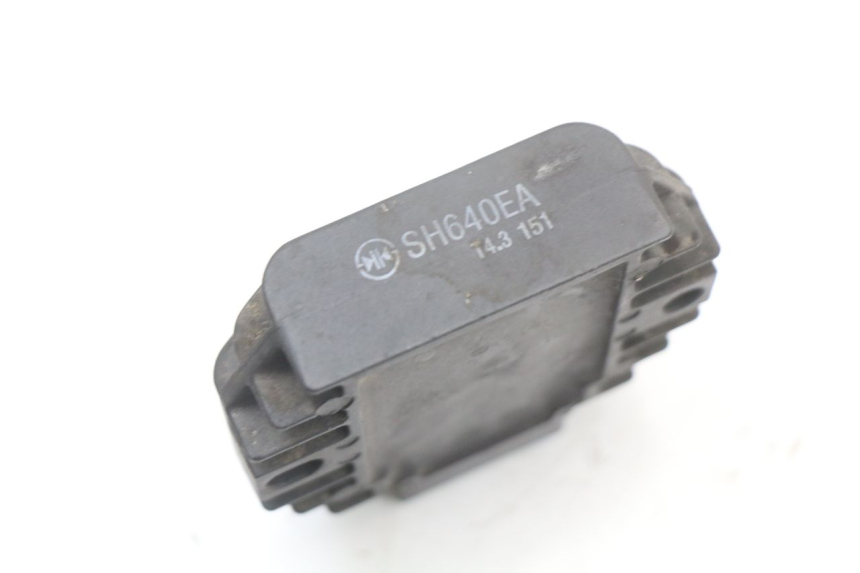 photo de REGOLATORE DI CARICA YAMAHA YP MAJESTY 125 (2002 - 2006) - Primo piano tecnico