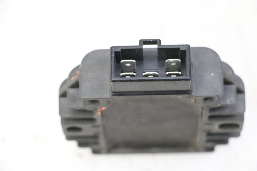 photo de REGOLATORE DI CARICA YAMAHA YP MAJESTY 125 (2002 - 2006) - Dettaglio del componente