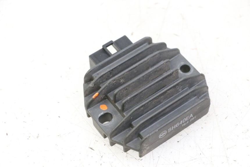 photo de REGOLATORE DI CARICA YAMAHA YP MAJESTY 125 (2002 - 2006) - Altra angolazione