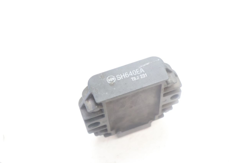 photo de REGOLATORE DI CARICA YAMAHA YP MAJESTY 125 (2007 - 2010) - Altra angolazione