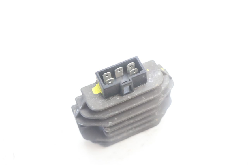 photo de REGOLATORE DI CARICA YAMAHA YP MAJESTY 125 (2002 - 2006) - Altra angolazione