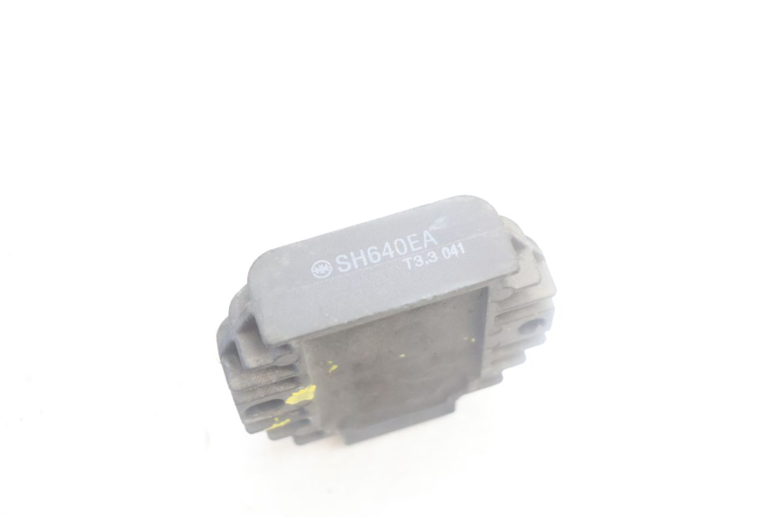 photo de REGOLATORE DI CARICA YAMAHA YP MAJESTY 125 (2002 - 2006) - Primo piano tecnico