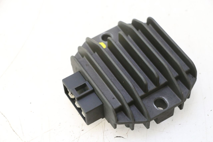 photo de REGOLATORE DI CARICA YAMAHA YP MAJESTY 125 (1998 - 2001) - Altra angolazione