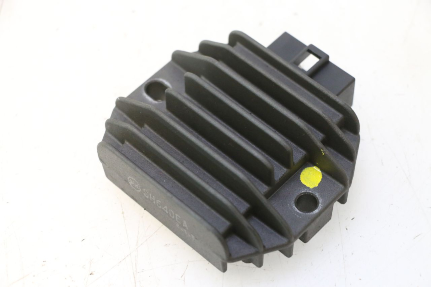 photo de REGOLATORE DI CARICA YAMAHA YP MAJESTY 125 (1998 - 2001) - Primo piano tecnico