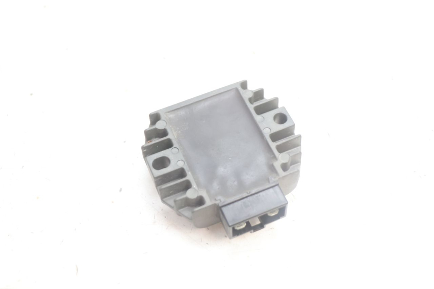 photo de REGOLATORE DI CARICA YAMAHA YP MAJESTY 125 (2002 - 2006) - Altra angolazione