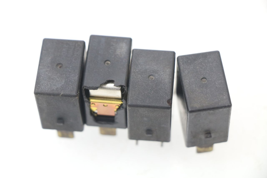 photo de RELE' ELETTRICO HONDA FES PANTHEON 125 (2003 - 2007) - Dettaglio del componente