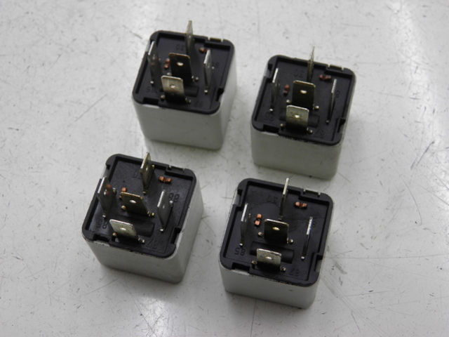 photo de Relè elettrico PIAGGIO XEVO 400 (2007) - Dettaglio del componente