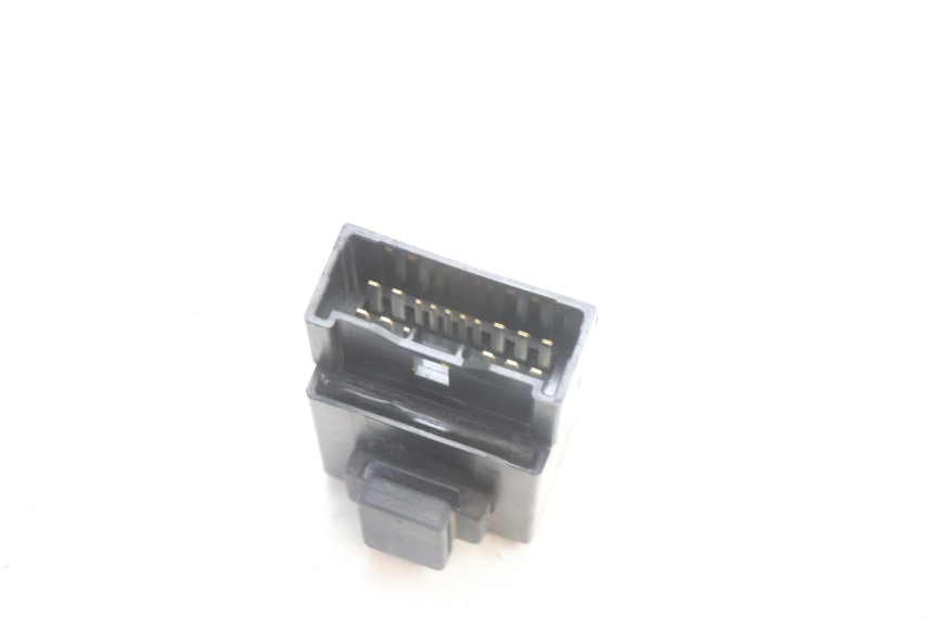 photo de RELÈ POMPA CARBURANTE YAMAHA FZ8 800 (2010 - 2016) - Primo piano tecnico
