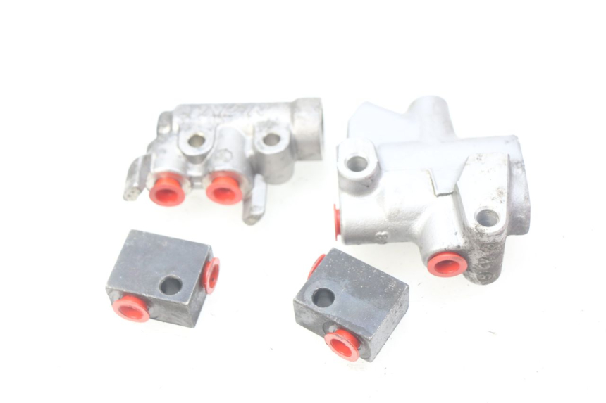 photo de DISTRIBUTORE FRENO YAMAHA FJR ABS 1300 (2006 - 2012) - Primo piano tecnico