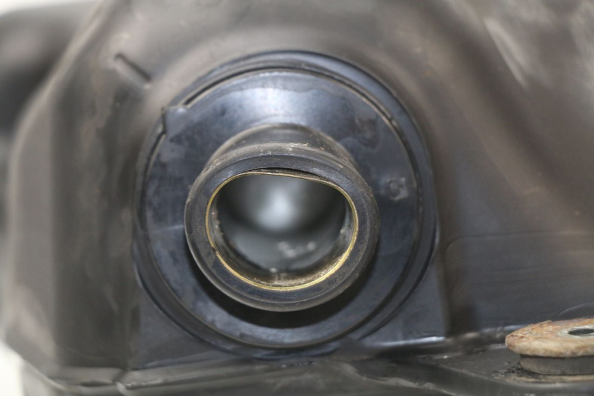 photo de Serbatoio carburante SUZUKI BURGMAN 650 (2002 - 2004) - Primo piano tecnico