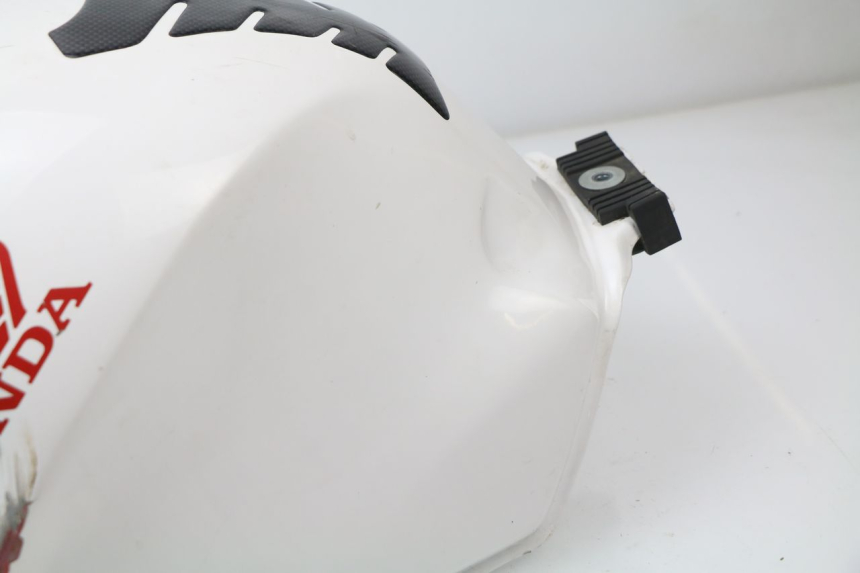 photo de SERBATOIO CARBURANTE  HONDA CBR 929 RR FIREBLADE 900 (2000 - 2001) - Zoom sui componenti