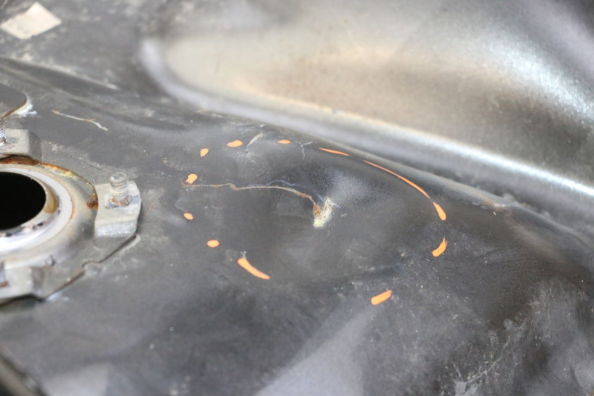 photo de SERBATOIO CARBURANTE  HONDA CBR F SC25 1000 (1989 - 1992) - Primo piano tecnico