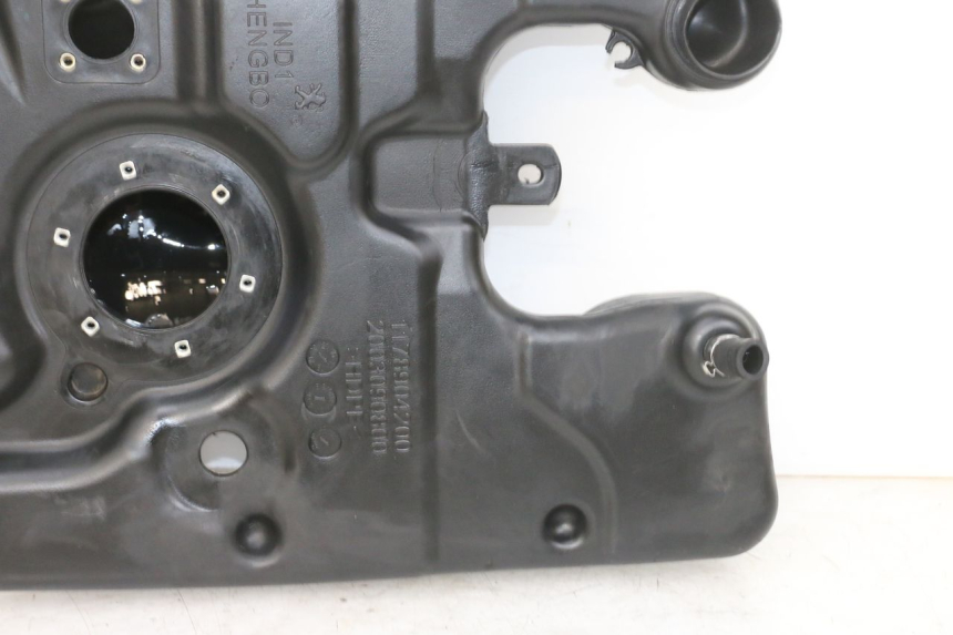 photo de SERBATOIO CARBURANTE PEUGEOT DJANGO 4T 50 (2014 - 2019) - Dettagli dei punti di fissaggio