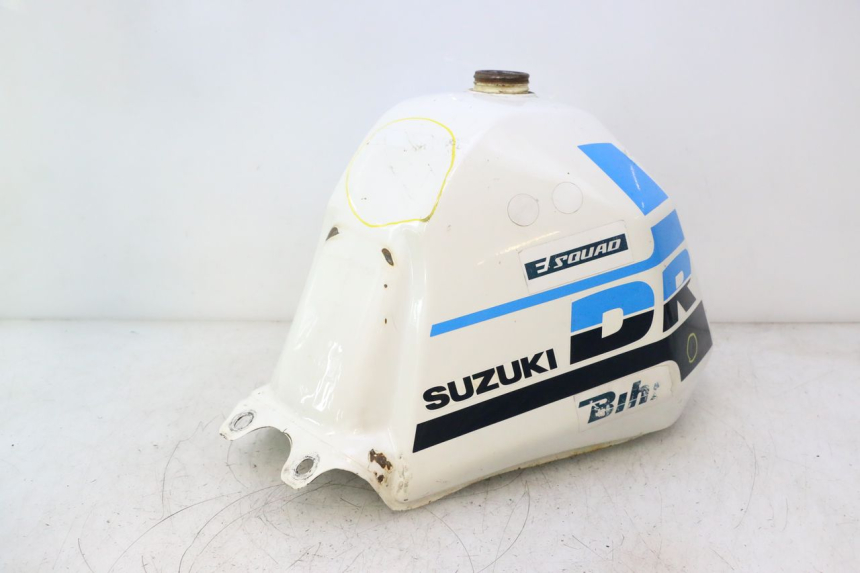 photo de SERBATOIO CARBURANTE  SUZUKI DR S 600 (1985 - 1989) - Primo piano ad alta risoluzione