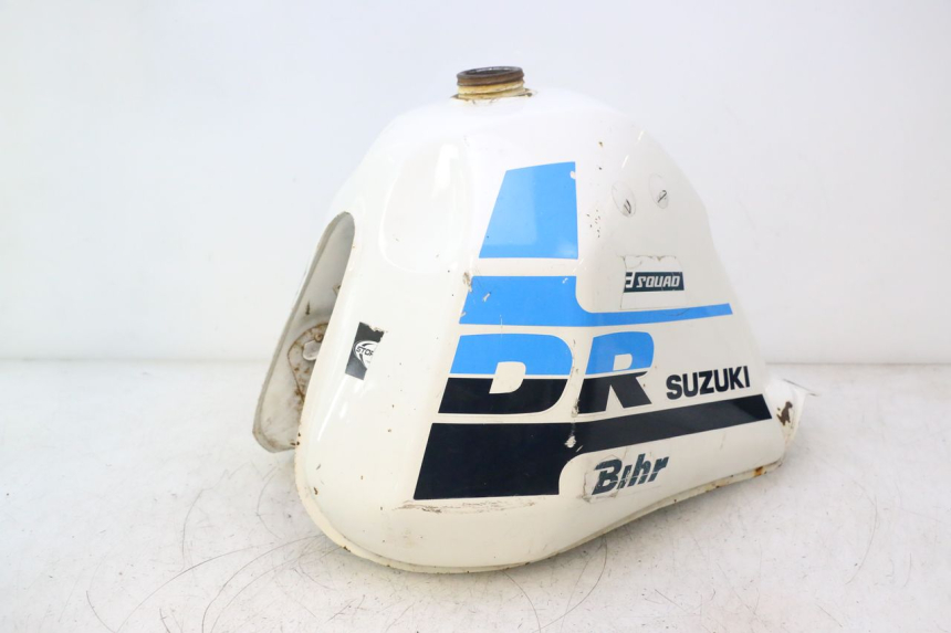 photo de SERBATOIO CARBURANTE  SUZUKI DR S 600 (1985 - 1989) - Altra angolazione
