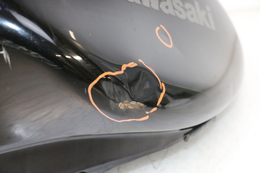 photo de SERBATOIO CARBURANTE  KAWASAKI ER-6 ER6 N 650 (2005 - 2009) - Dettagli dei punti di fissaggio