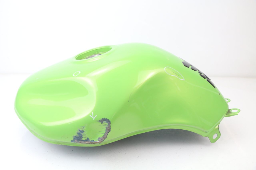 photo de SERBATOIO CARBURANTE  SUZUKI GSF N BANDIT 600 (1996 - 1999) - Primo piano ad alta risoluzione