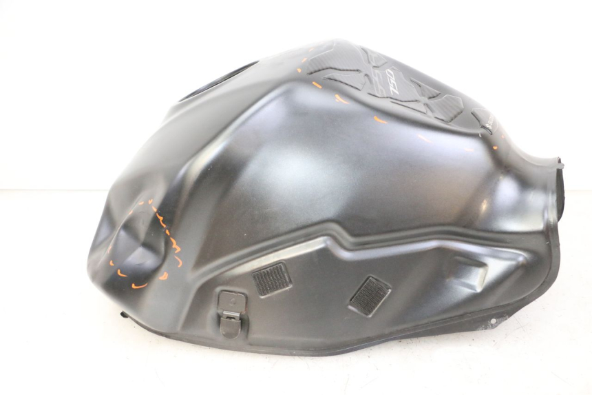 photo de SERBATOIO CARBURANTE  SUZUKI GSR 750 (2011 - 2017) - Zoom sui componenti