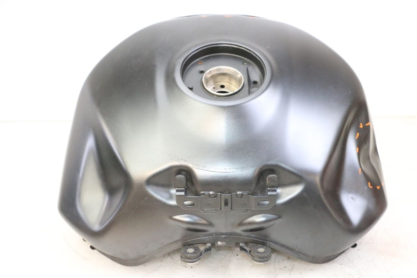 photo de SERBATOIO CARBURANTE  SUZUKI GSR 750 (2011 - 2017) - Angolazione alternativa