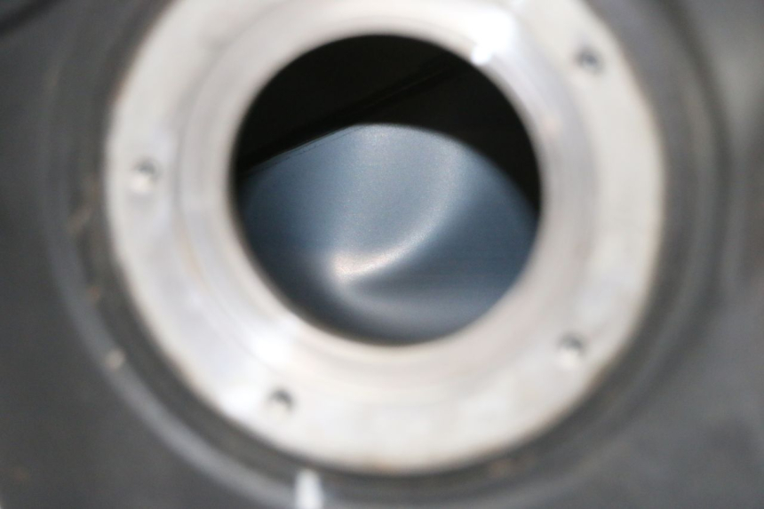 photo de SERBATOIO CARBURANTE  SUZUKI GSR 750 (2011 - 2017) - Primo piano tecnico