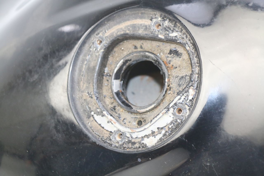 photo de SERBATOIO CARBURANTE SUZUKI GSX-F GSX  F 1100 (1988 - 1994) - Primo piano ad alta risoluzione