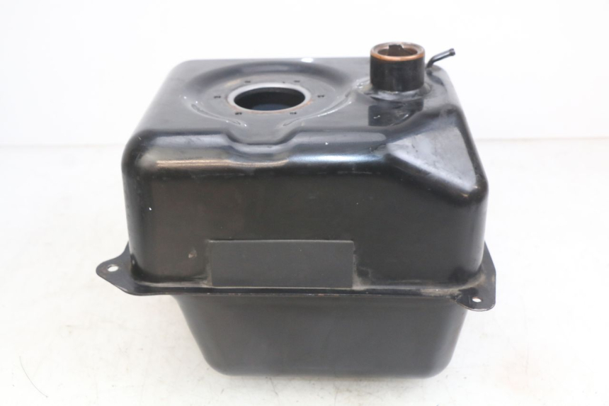 photo de SERBATOIO CARBURANTE SYM GTS EFI 125 (2012 - 2016) - Primo piano tecnico