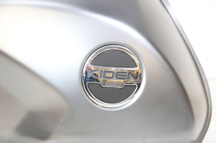 photo de SERBATOIO CARBURANTE  KIDEN KD125-G 125 (2018 - 2022) - Marcature e riferimenti originali