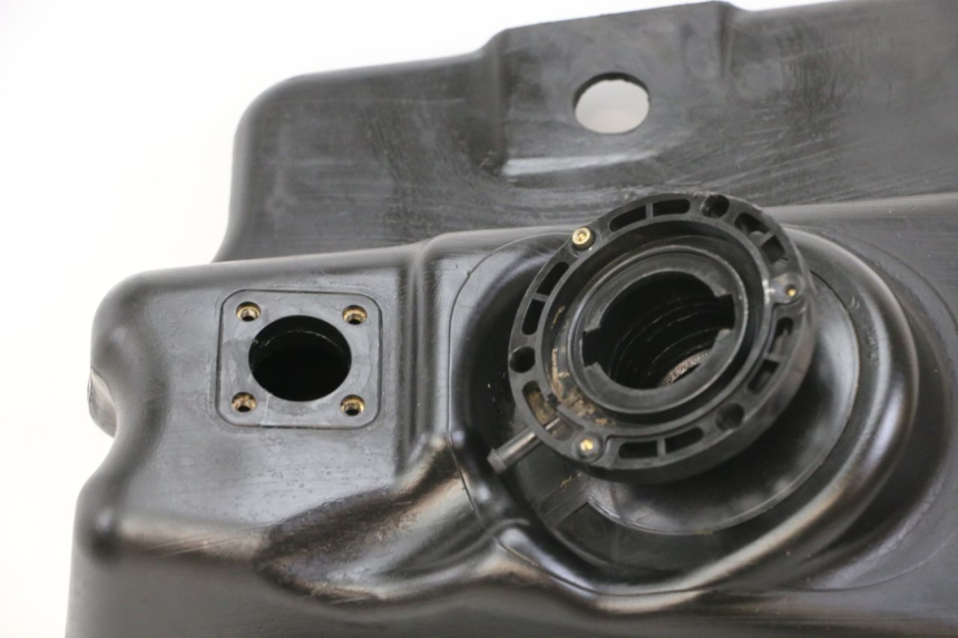 photo de SERBATOIO CARBURANTE  PEUGEOT SPEEDFIGHT 3 LC 2T 50 (2009 - 2015) - Primo piano tecnico