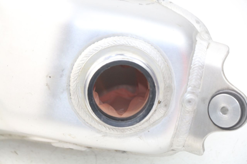 photo de Serbatoio carburante SUZUKI RMZ RM-Z 450 (2008 - 2011) - Zoom sullo stato d'uso